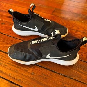 Nike Flex Runner Black & White Unisex Size 5 Youth